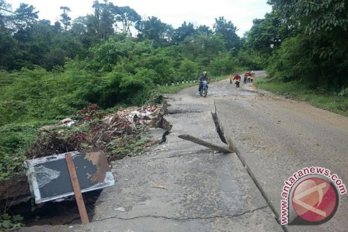 Kondisi jalan penghubung dua desa rusak parah