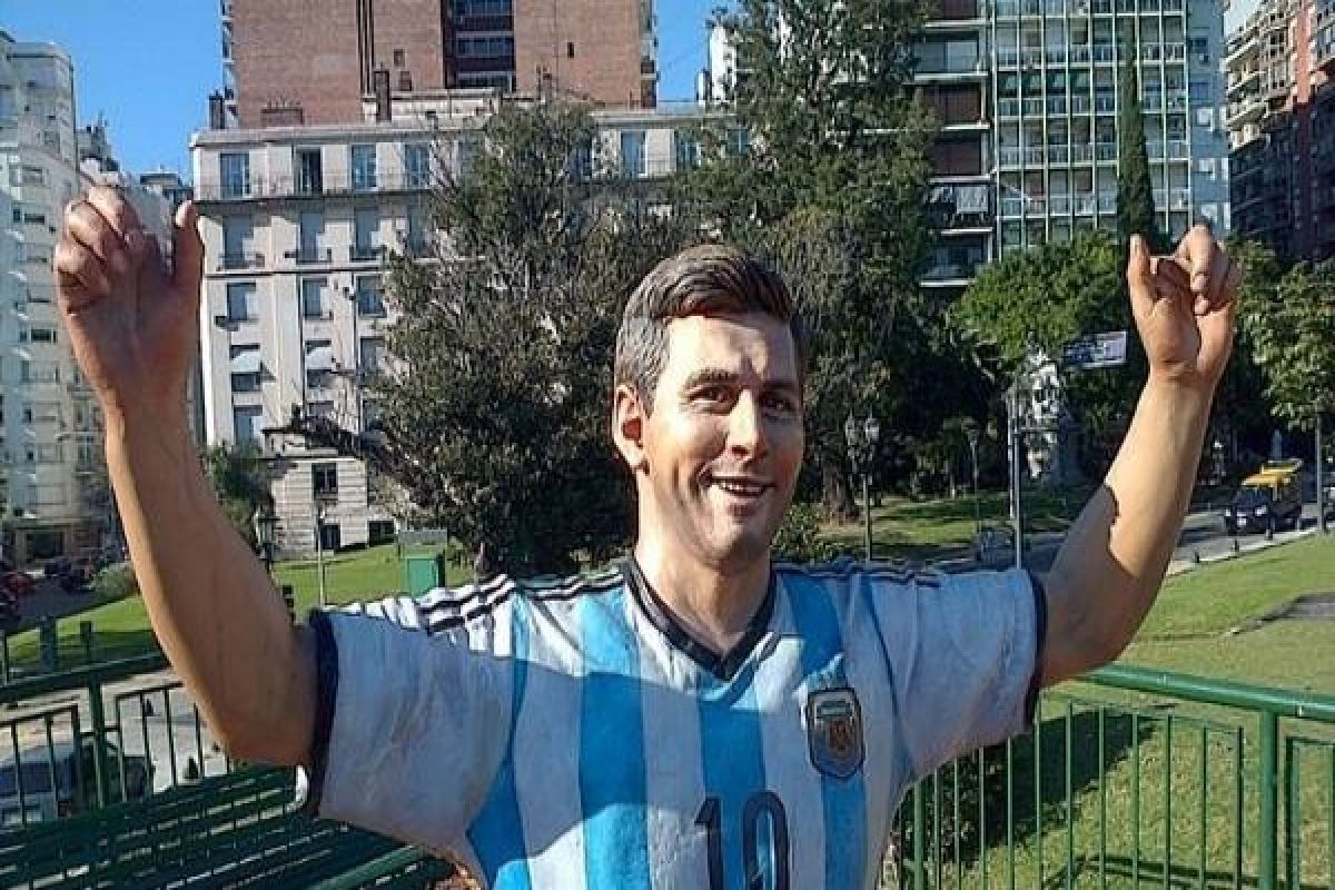   Patung Messi dirusak