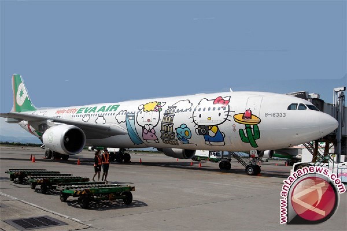 Eva Air batalkan ratusan penerbangan karena awak kabin mogok