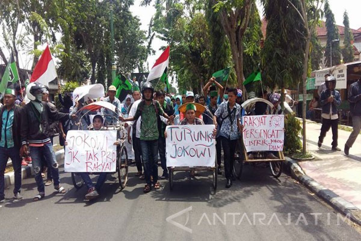 HMI Gelar Aksi Bela Rakyat di Pamekasan