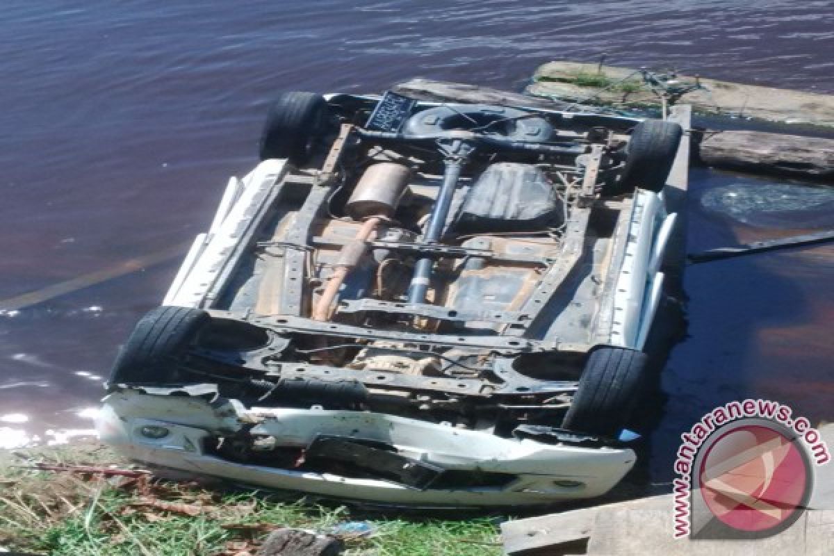 Avanza Terjun Bebas ke Sungai Kapuas