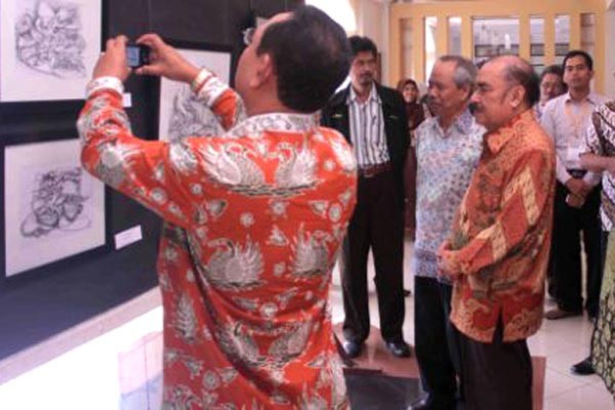 Pameran Tunggal Kaligrafi Surealistik Di UIN Alauddin 