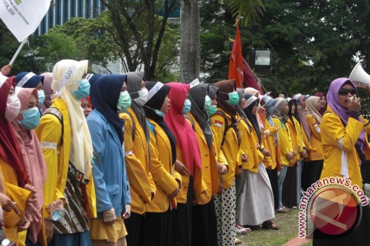 Barisan mahasiswi turut ramaikan aksi di gedung dewan  