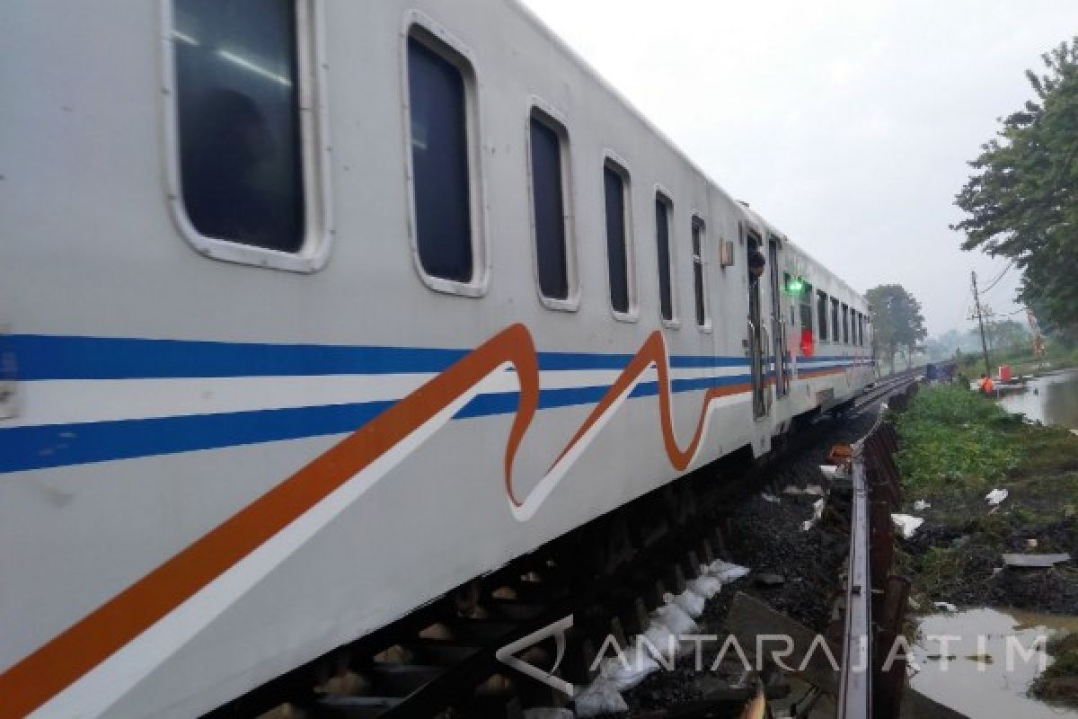 Dua Perjalanan KA Tertahan Akibat Banjir Pasuruan