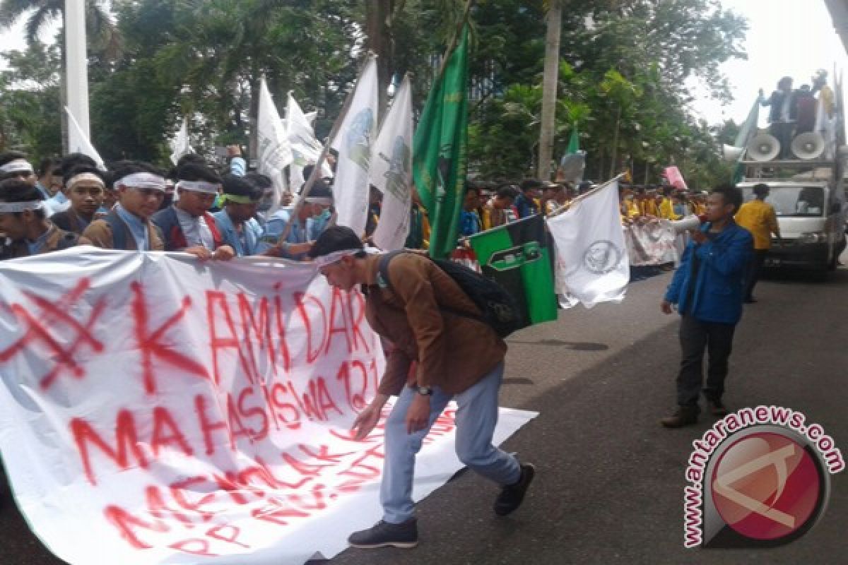 Ratusan aliansi mahasiswa tuntut kenaikan tarif listrik