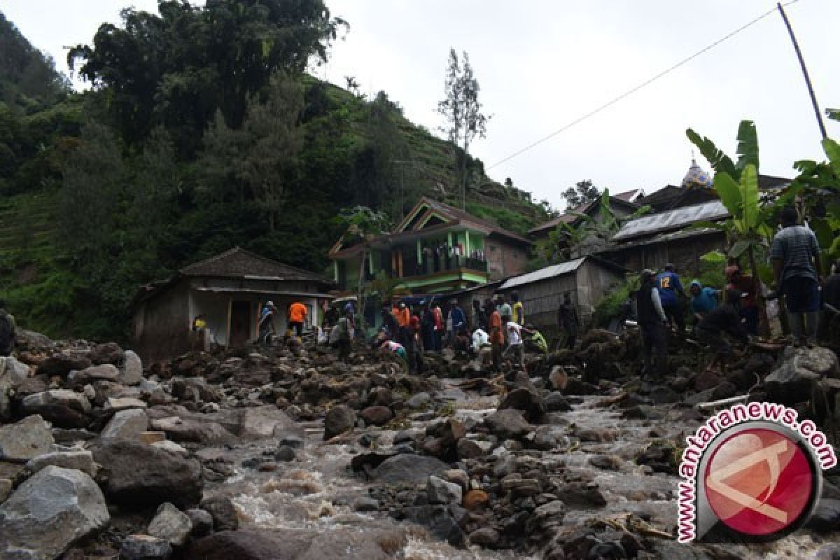 Banjir bandang terjang puluhan rumah di Madiun
