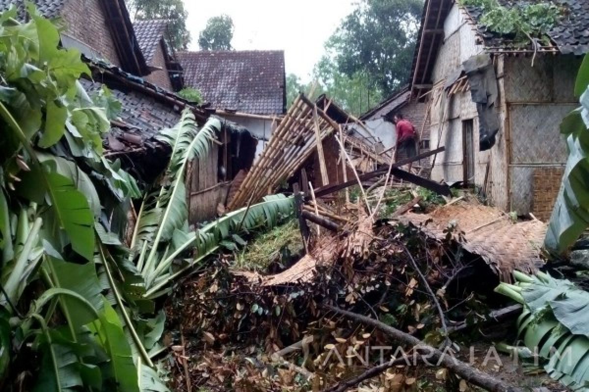 Puting Beliung Rusak Ratusan Rumah Warga di Jember