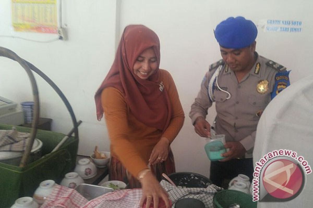 Warung Aiptu Suprapto gratiskan soto tiap Jumat