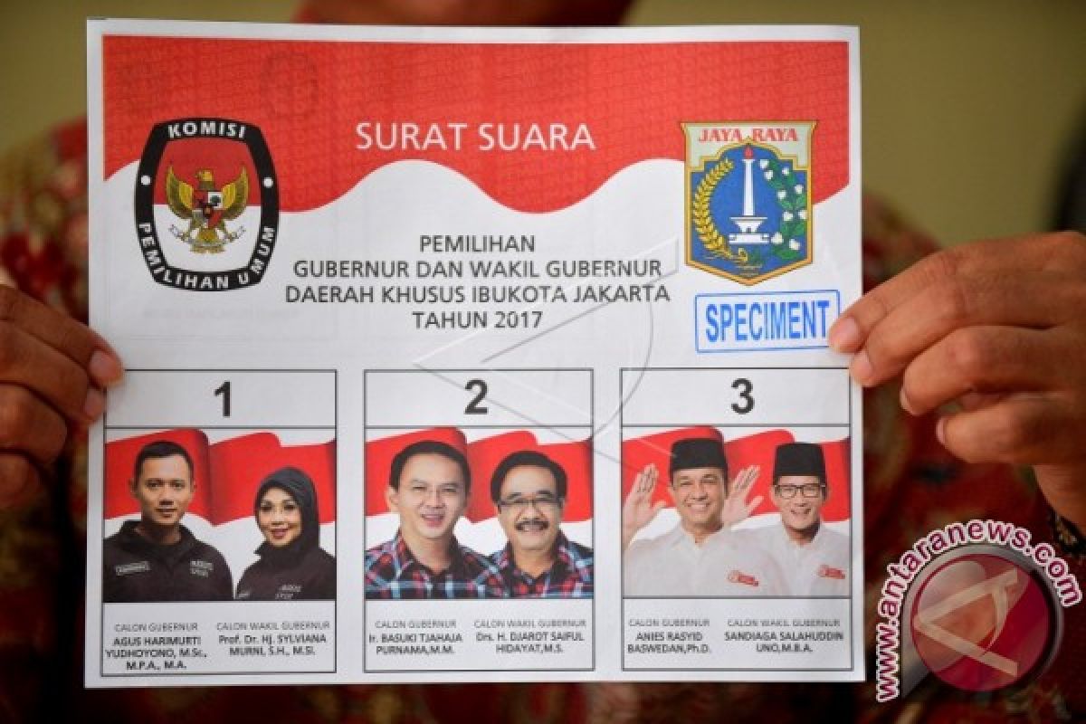 Petugas Kenakan Blankon-Lurik di TPS "Jokowi"