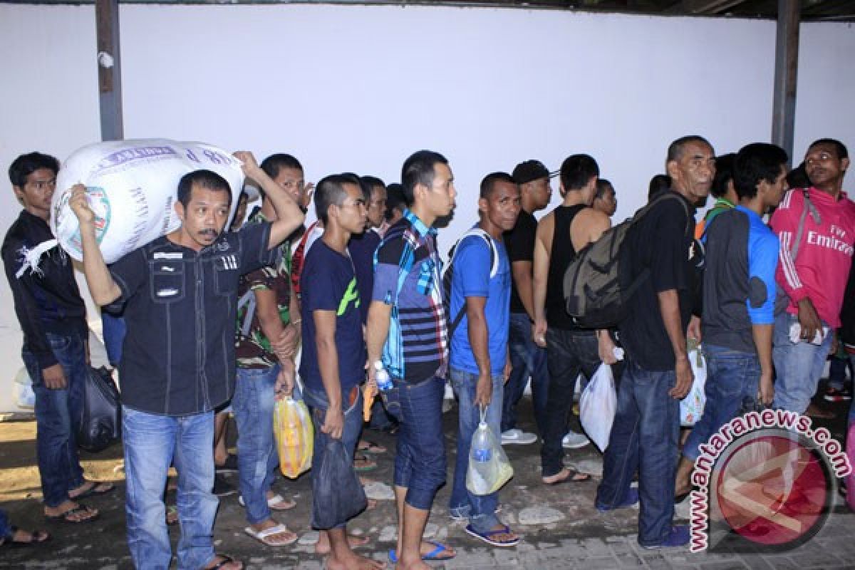 Malaysia deports 44 Indonesia migrant workers on drug cases
