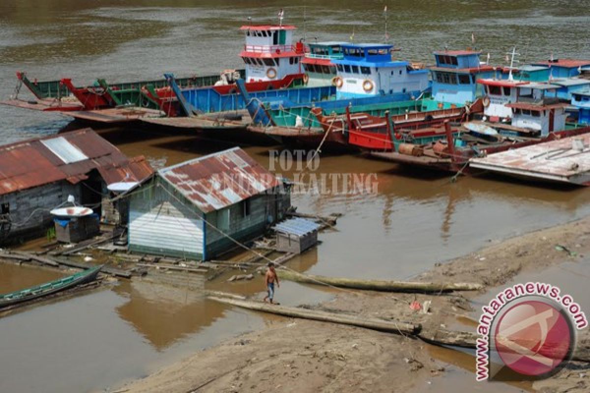 Kapal Dan Tongkang Terperangkap,  Akibat Pedalaman Sungai Barito Surut