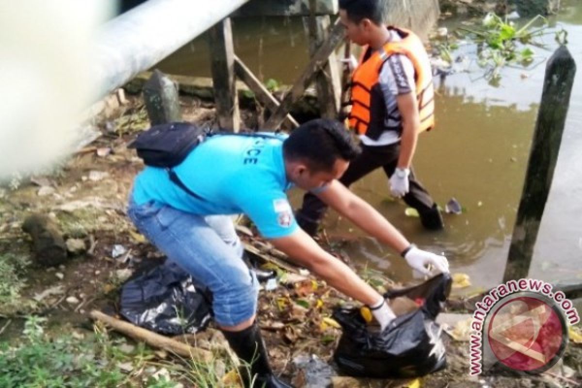 25 Polisi Bersihkan Sampah Sungai Karang Mumus