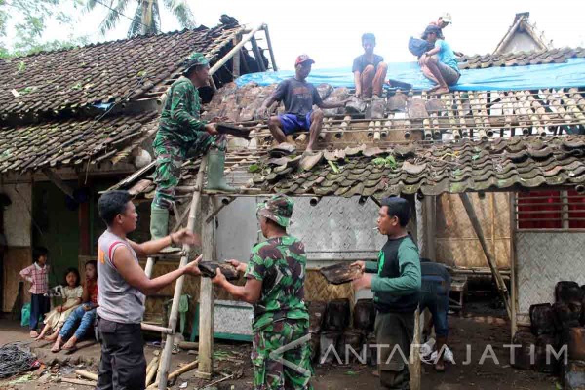 Polri-TNI Bantu Perbaiki Rumah Korban Puting Beliung