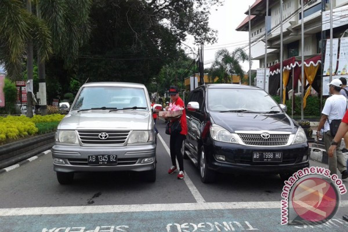 Relawan bagikan bunga dukung pilkada damai