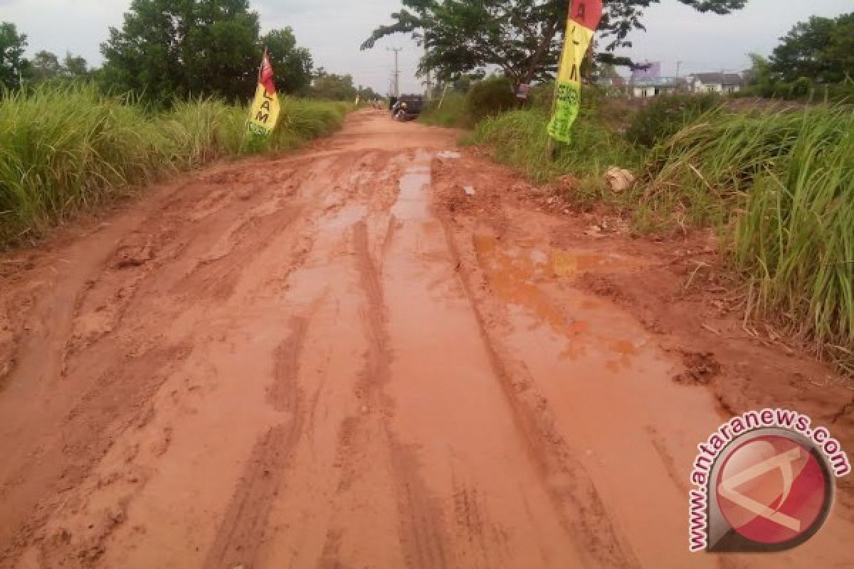 Jalan Lumban Meranti Jaya Sukomulyo rusak parah