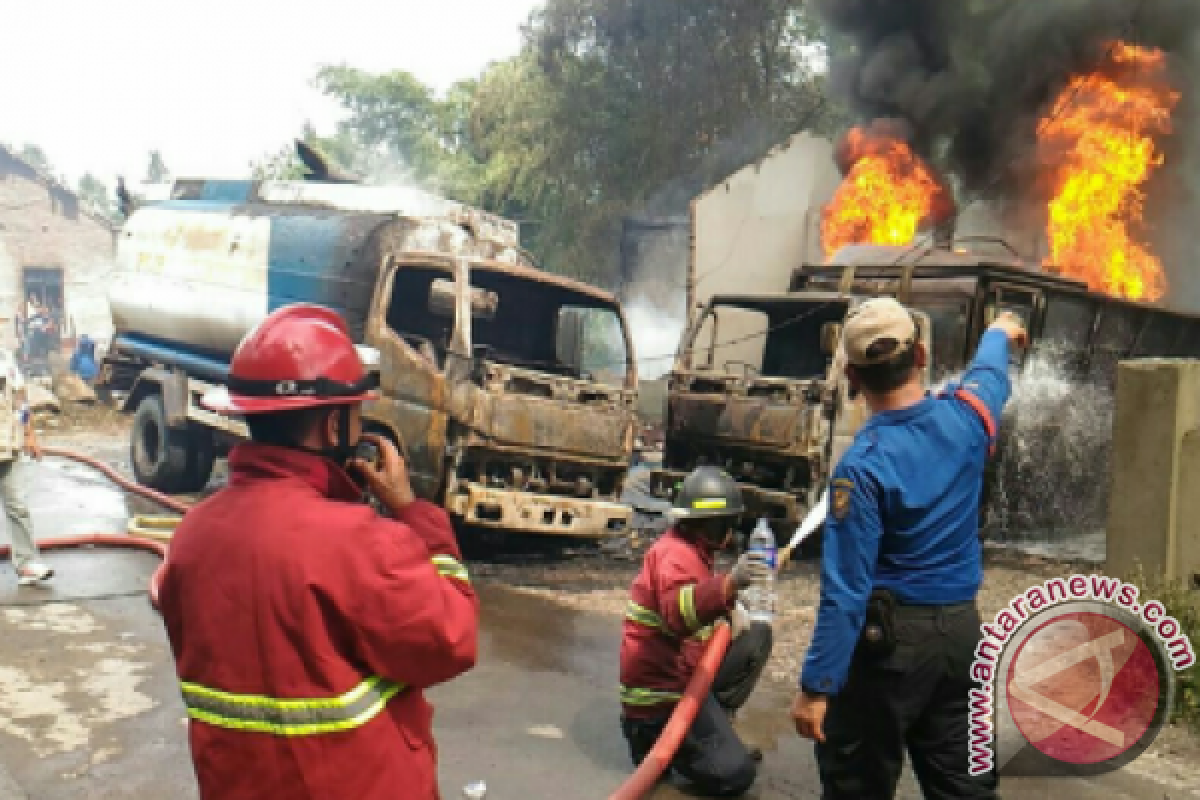 Dua mobil tangki muat solar terbakar