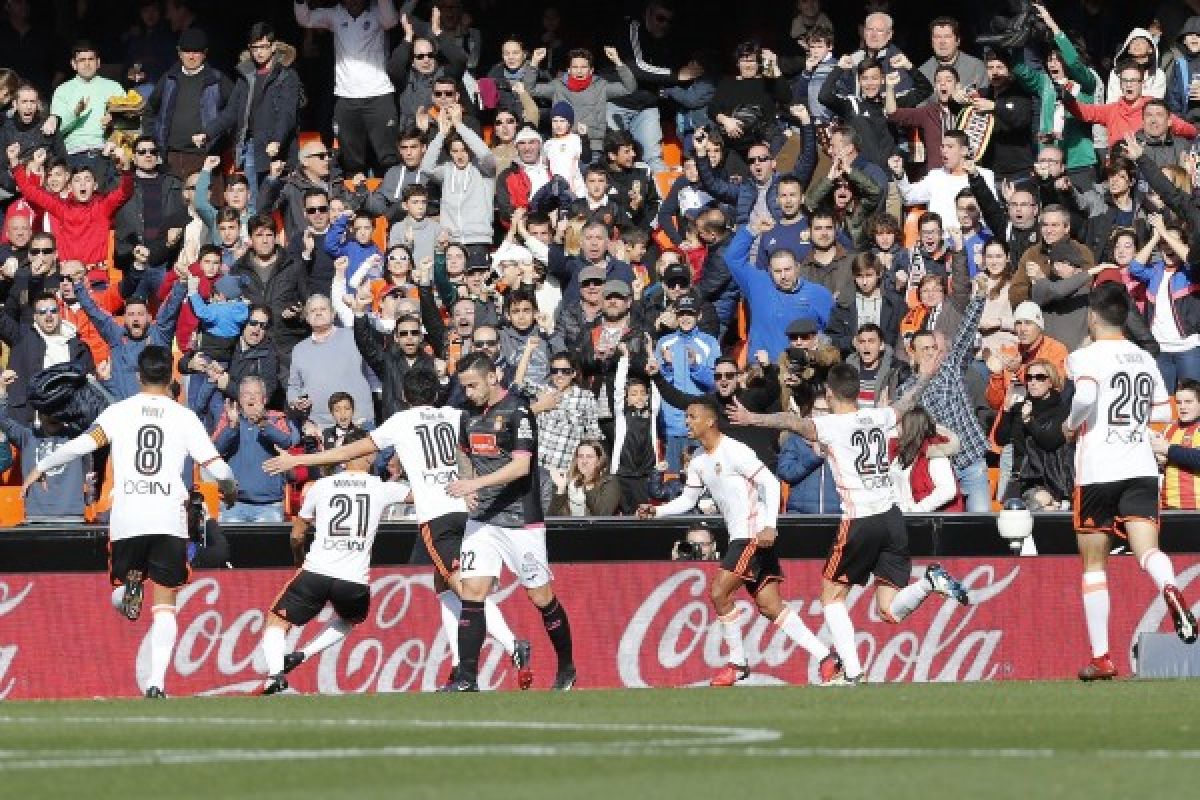 Valencia akhiri puasa kemenangan, atasi Espanyol 2-1