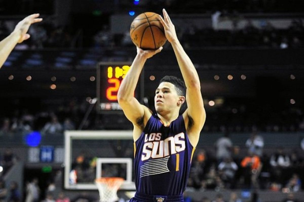 Devin Booker antar Suns jungkalkan Spurs 108-105