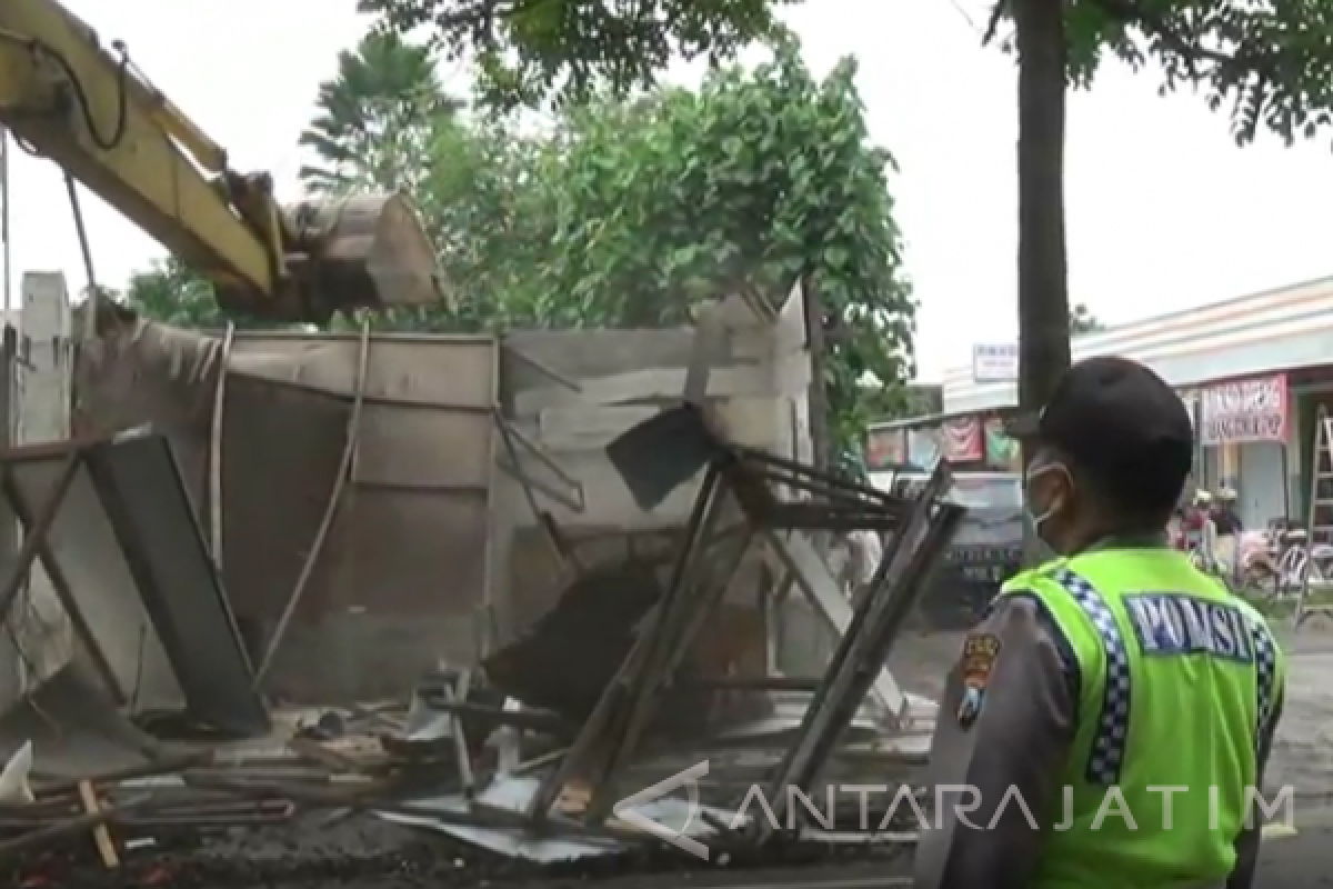 Petugas Tertibkan Lapak Pedang di Blitar      