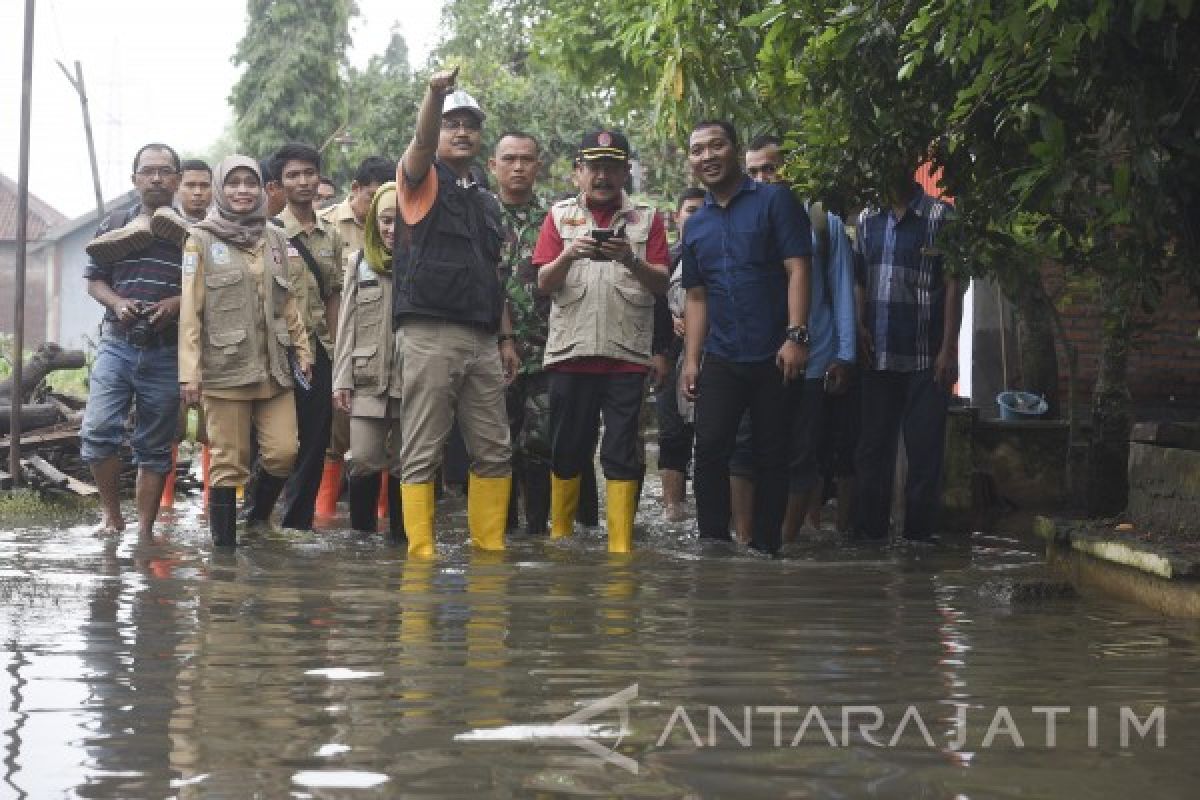 Wagub: Pastikan Kesehatan Warga Terdampak Banjir Pasuruan (Video)