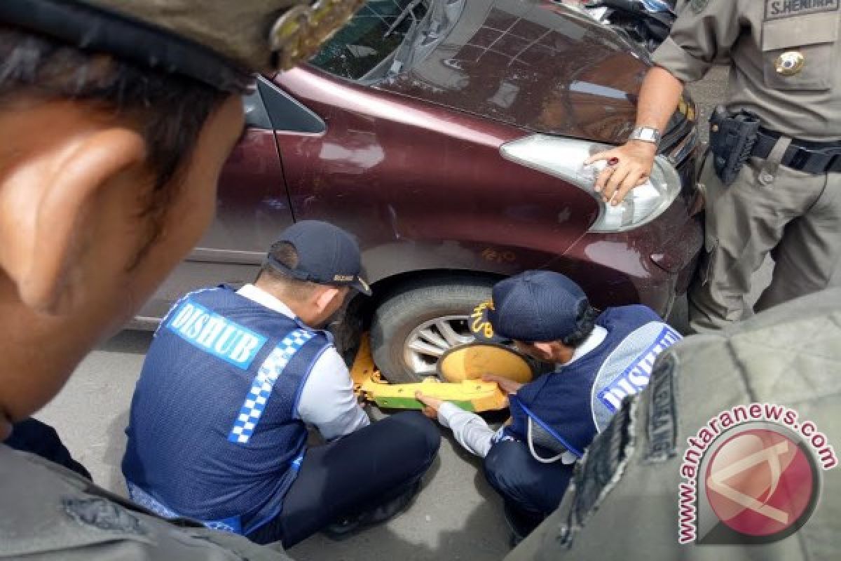 Petugas Dishub Palembang razia mobil parkir liar