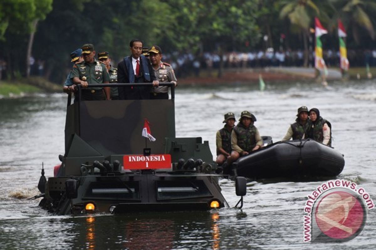 Presiden Jokowi Uji Coba Panser Anoa Amfibi
