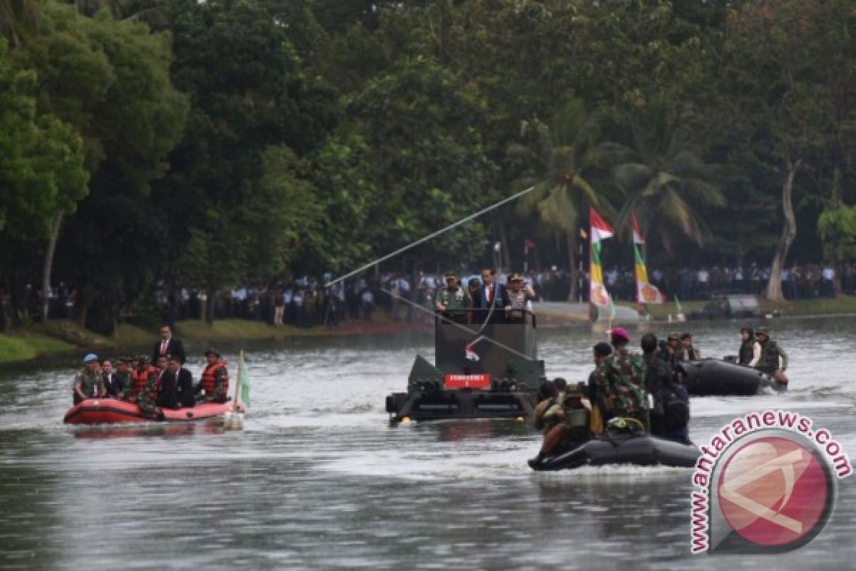 Presiden Coba Anoa Amfibi Seberangi Danau Mabes-TNI