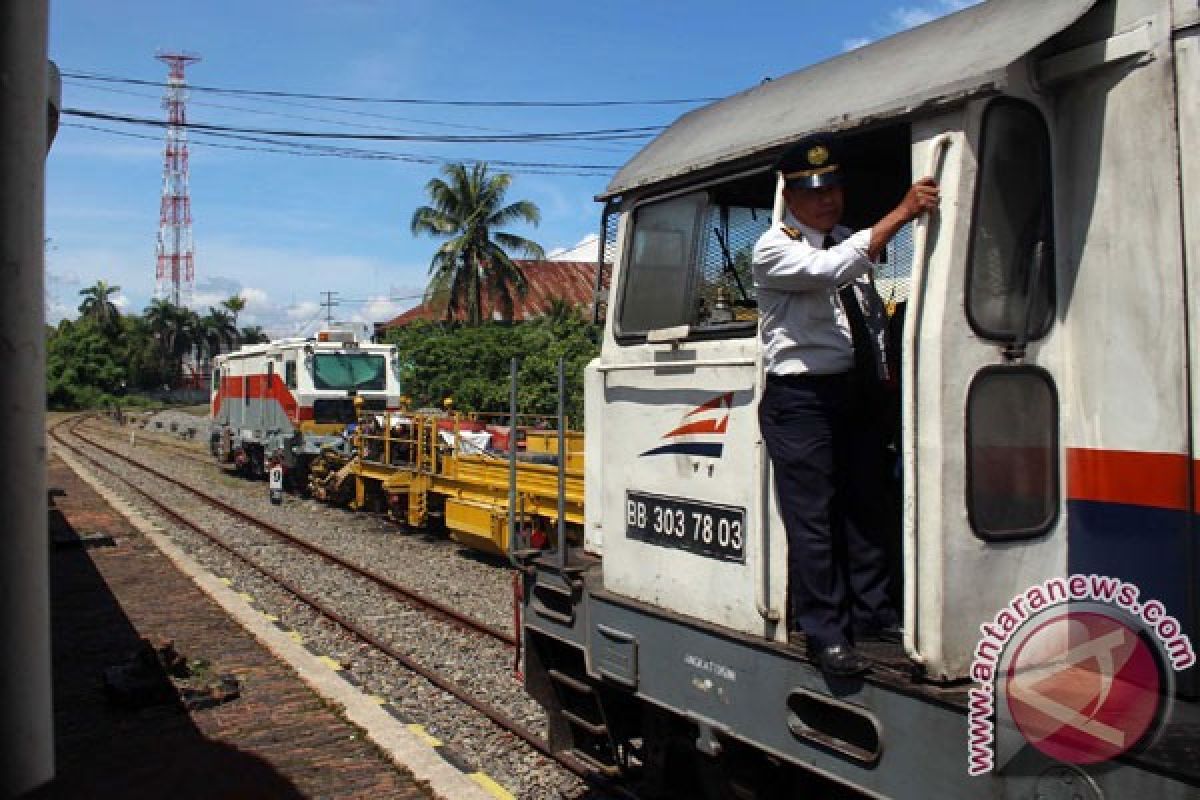 Petugas KA perbaiki konstruksi rel di Pasuruan