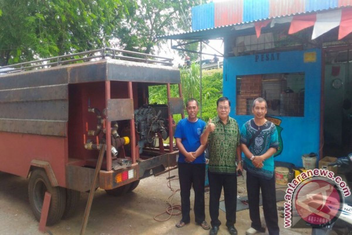 Pemadam Kebakaran Pesat Rakit Mobil Tangki Air