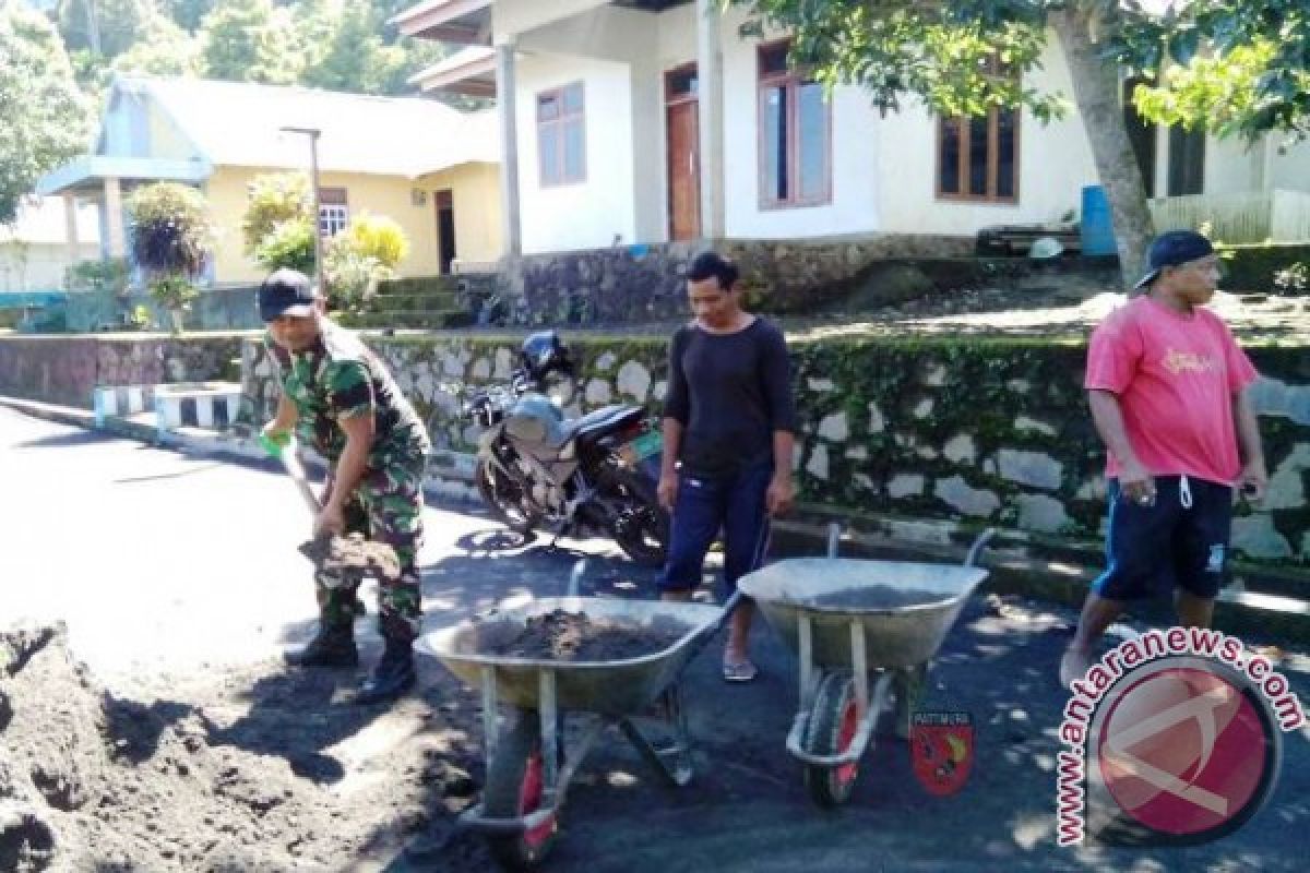 Babinsa dan Masyarakat Tidore Bangun Jalan Setapak