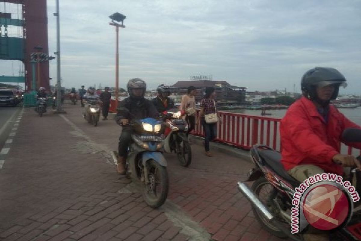 Kebiasaan pengendara sepeda motor rebut hak pejalan kaki