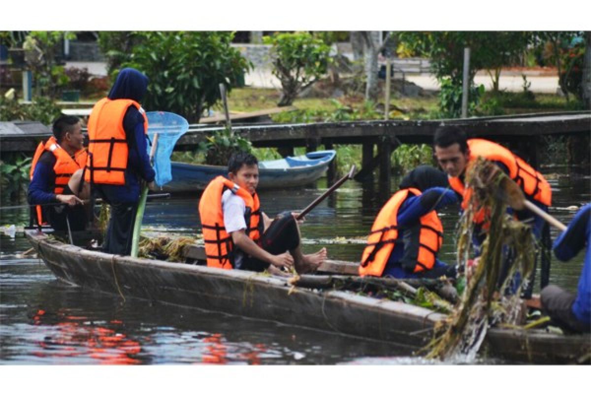 Anggota Pramuka Sambas Lakukan Aksi Bersih Sungai 