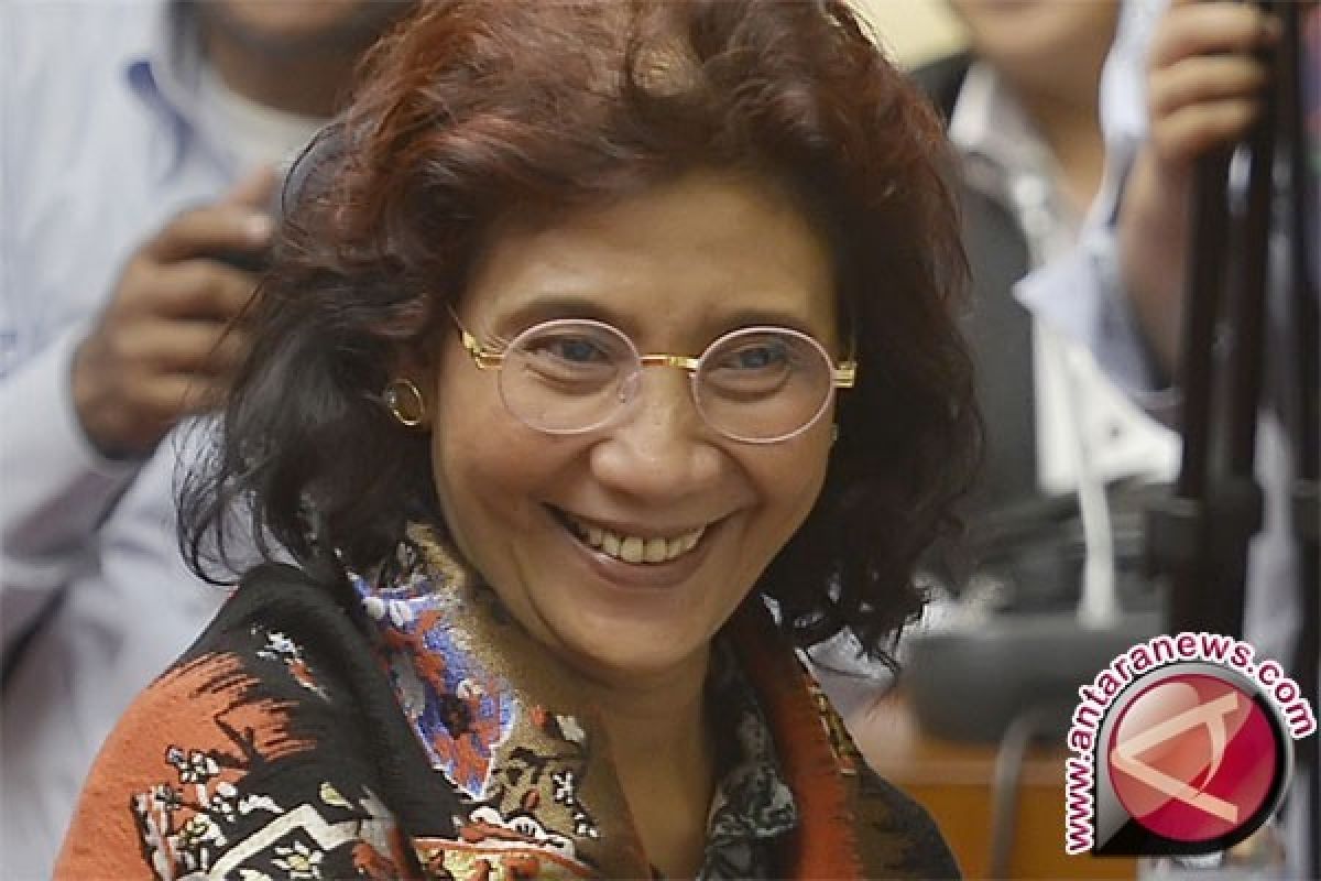 Susi Pudjiastuti makan ikan bersama santri Situbondo