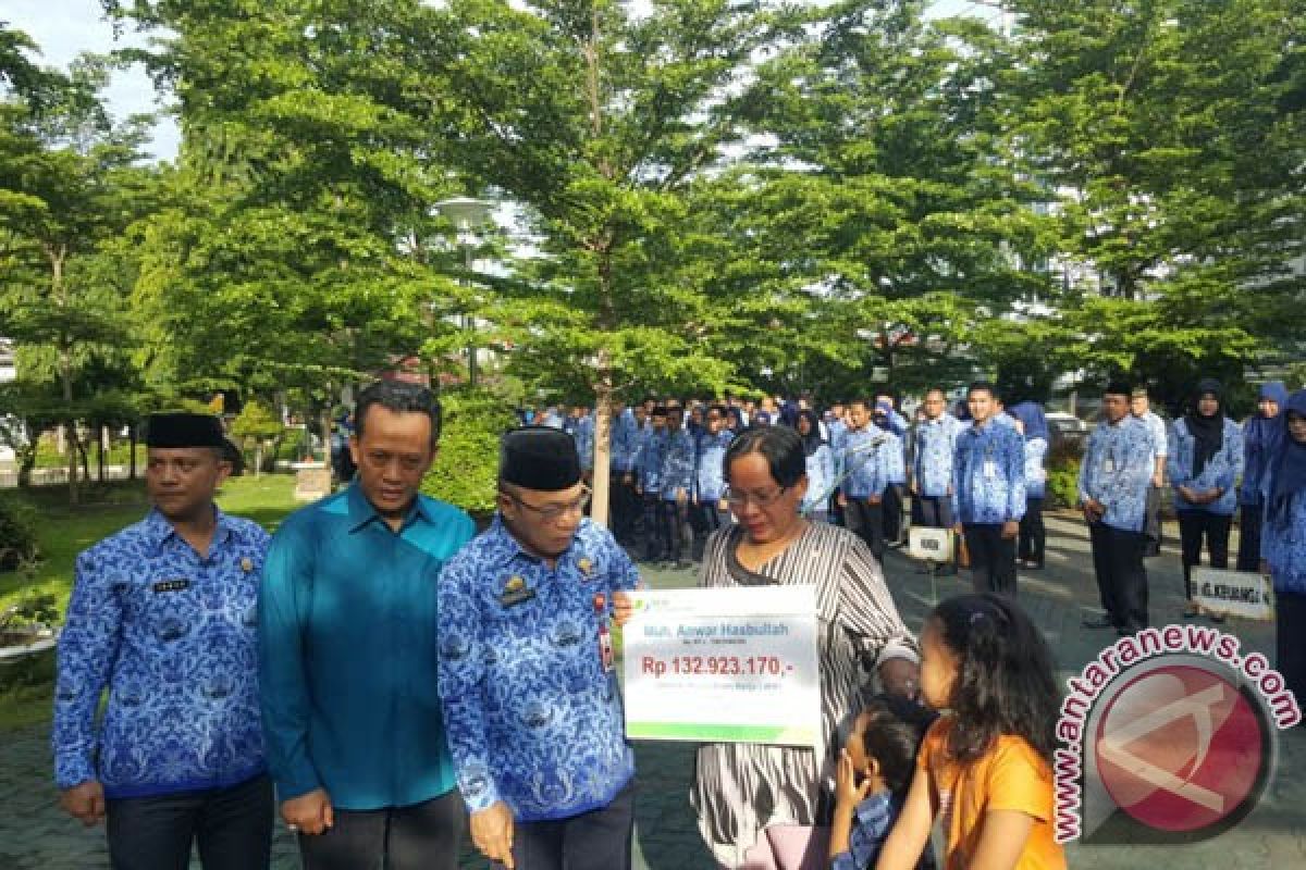 BPJS Ketenagakerjaan Makassar Serahkan Bantuan Kecelakaan Kerja 