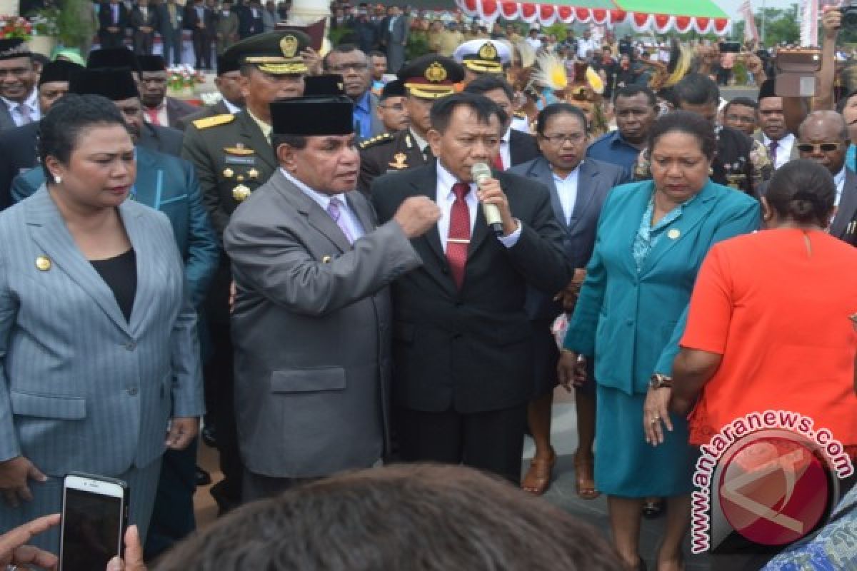 Gubernur pertama Papua Barat wafat