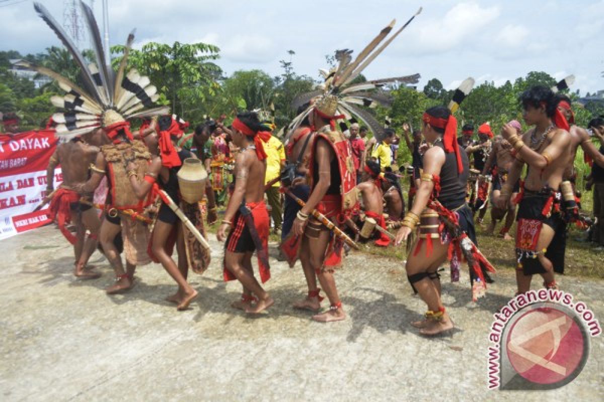 Aksi Warga di Gedung DPRD Sanggau