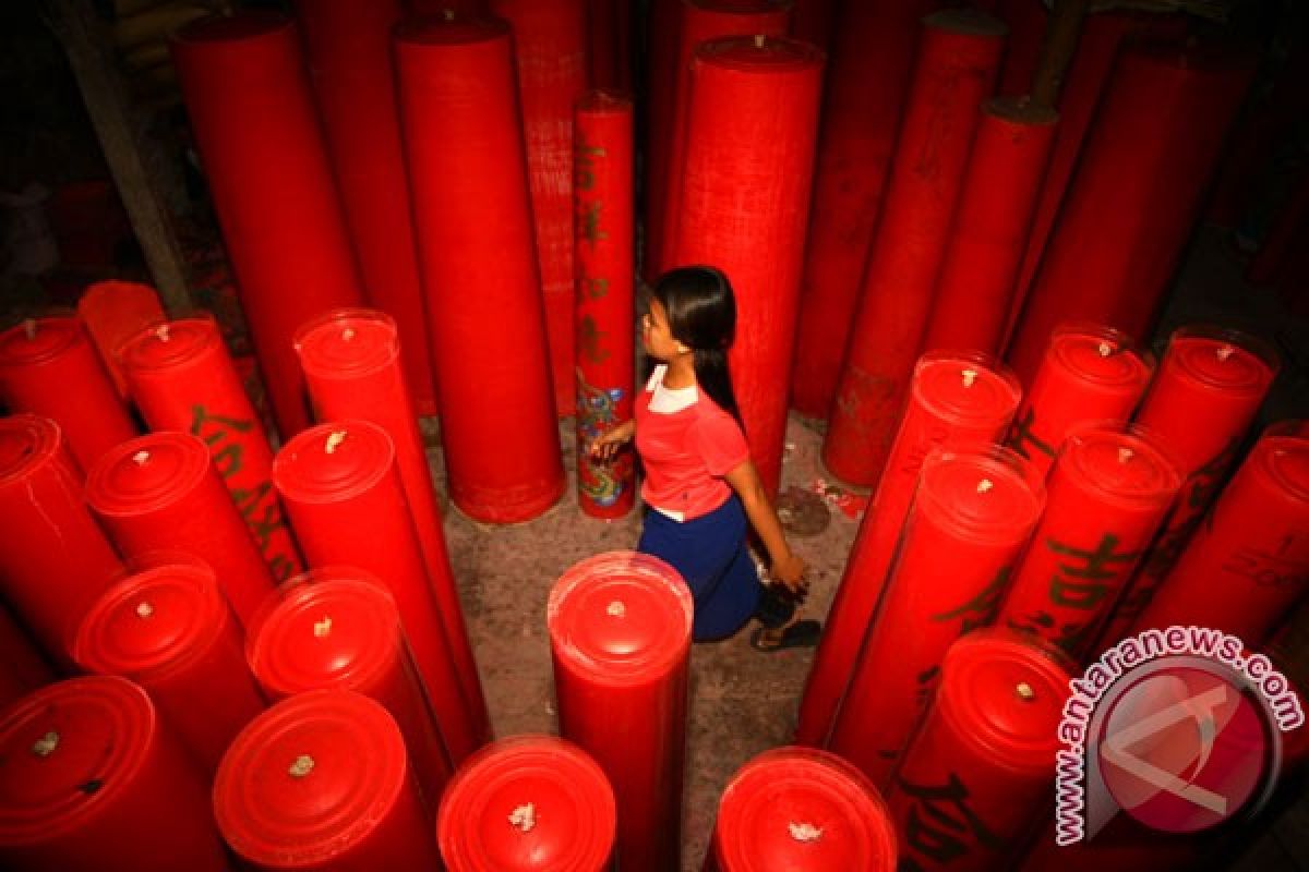 Jumlah lilin Imlek Klenteng Bekasi 2017 menurun