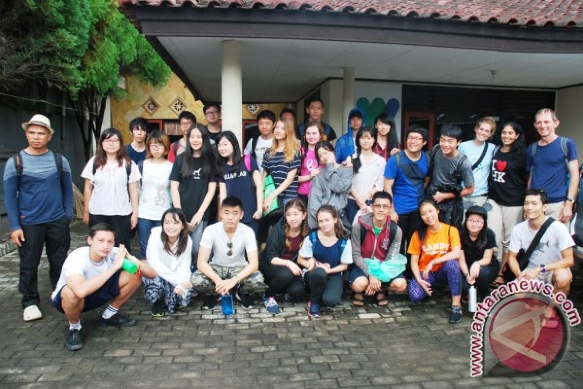 Siswa Singapura Pelajari Perdagangan Hiu Di Lombok - (d)