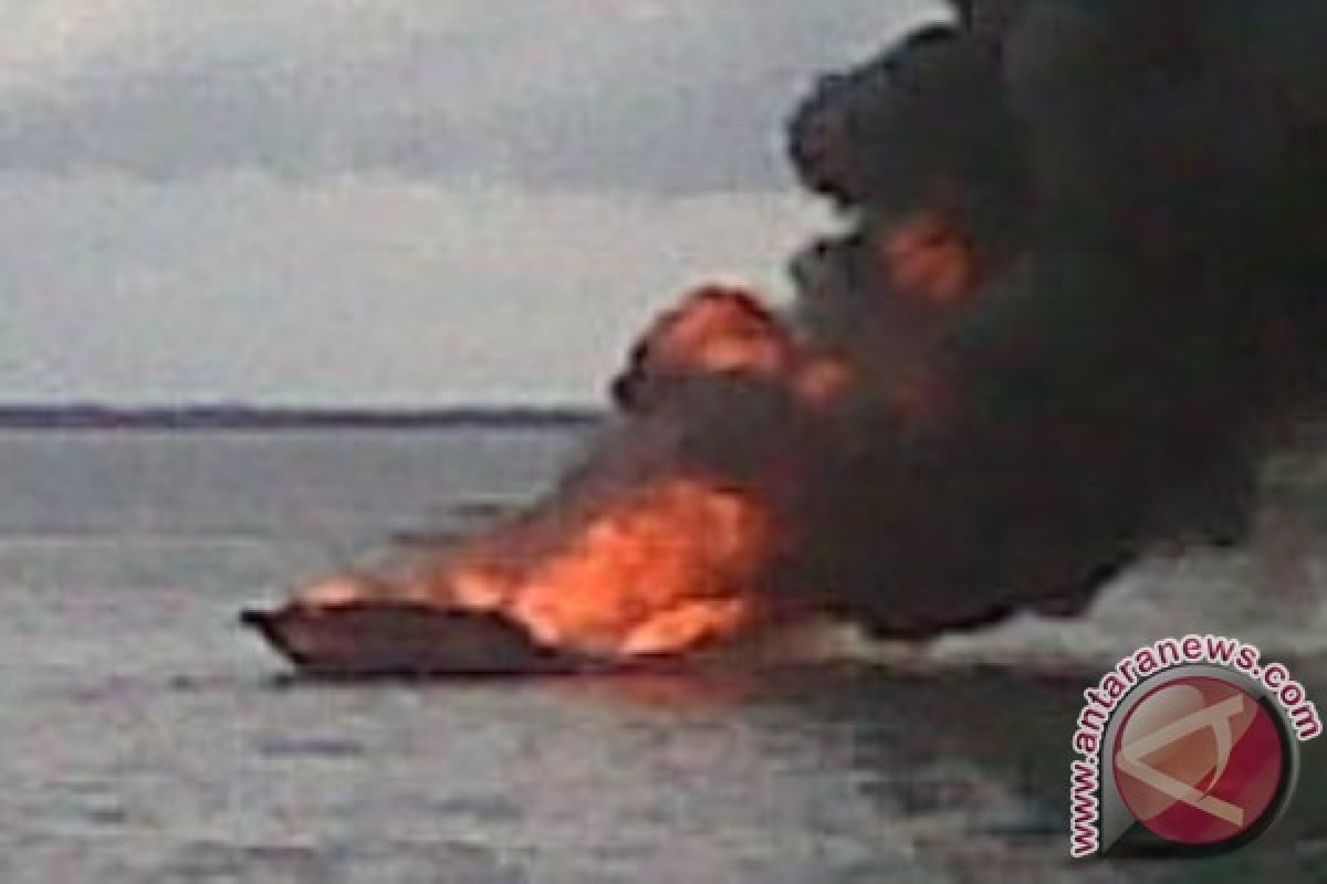 Perahu Bawa BBM Terbakar, Dua Awak Masih Dicari