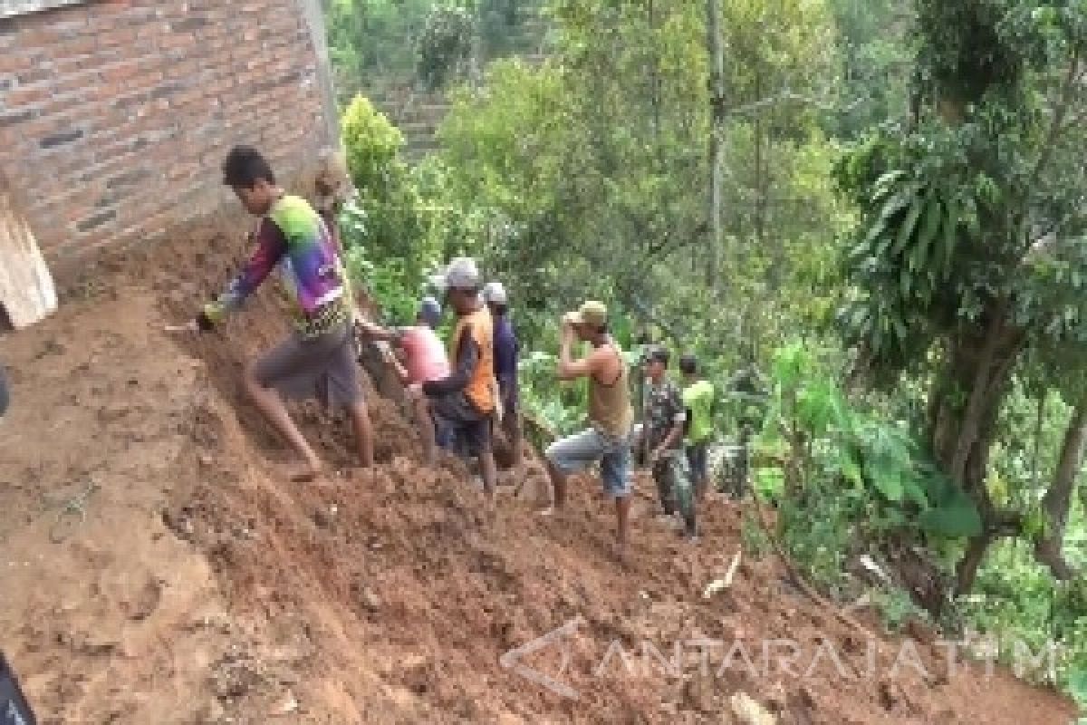 BPBD Madiun Pasang Tanda Peringatan Rawan Longsor