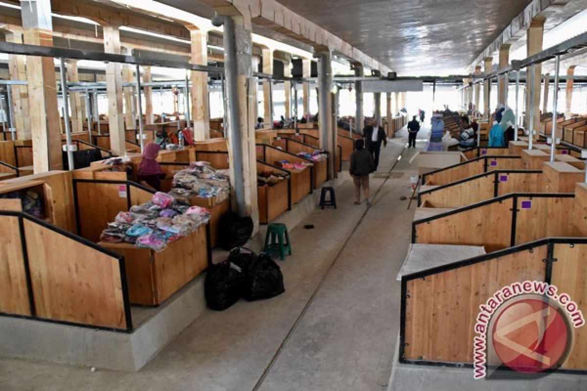 Relokasi Pasar Kebon Roek Mataram ditunda