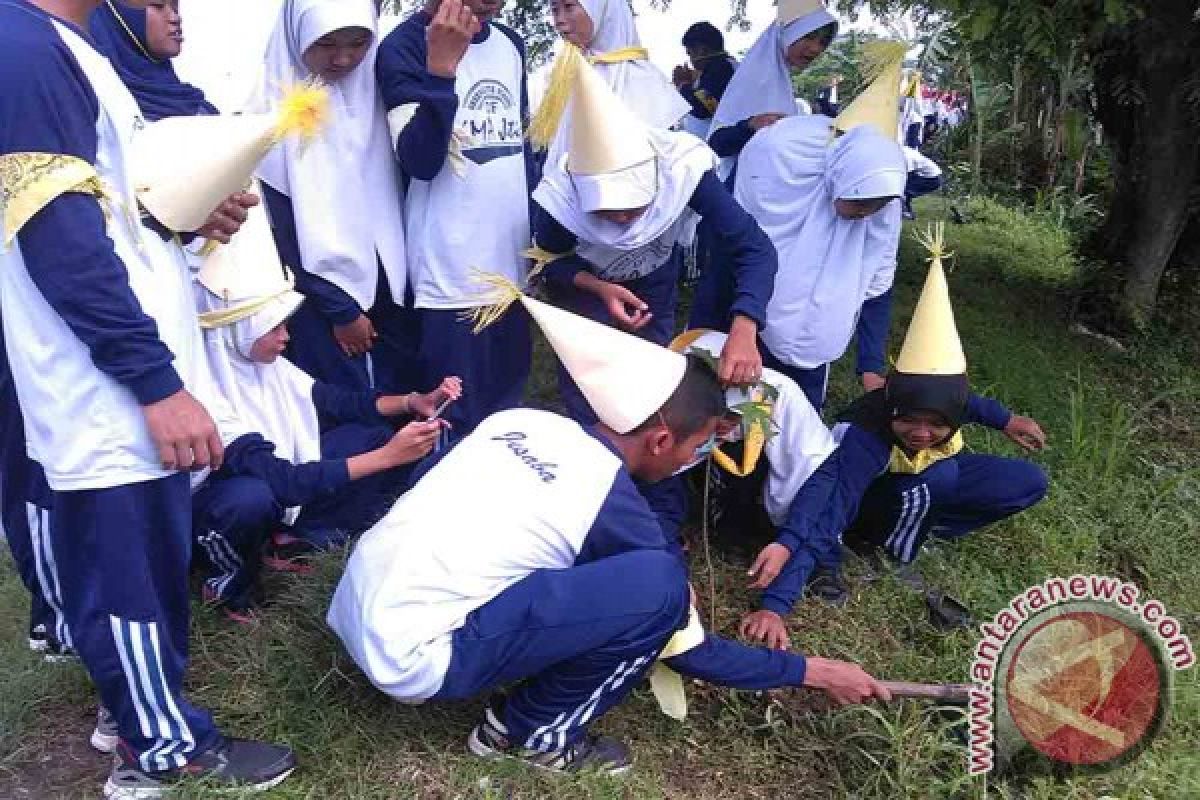 Siswa MTs rayakan kelulusan dengan tanam pohon 