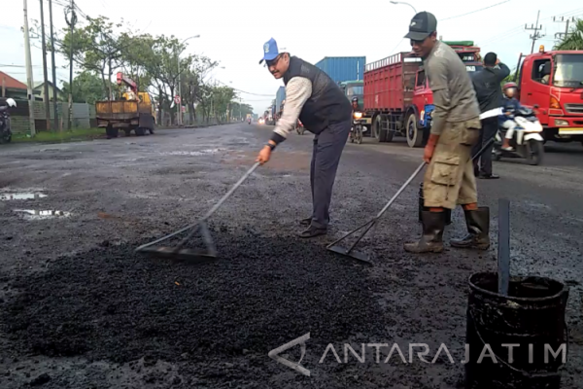 Wagub Jatim Tambal Jalan Lubang Kalianak Surabaya (Video)