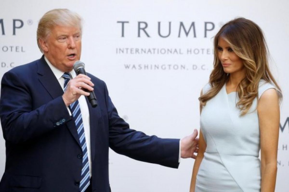 Melania Trump kenakan busana Ralph Lauren saat pelantikan