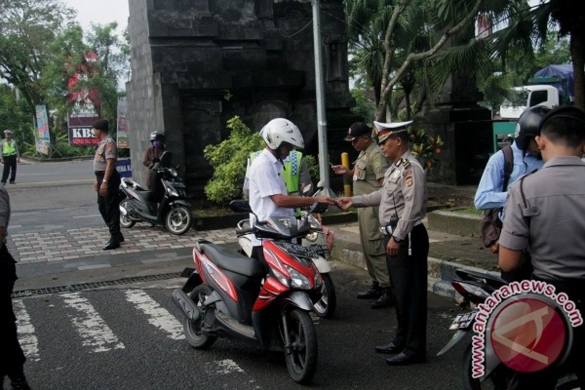 Pegawai Pemkab Jembrana Dirazia Surat Kendaraan