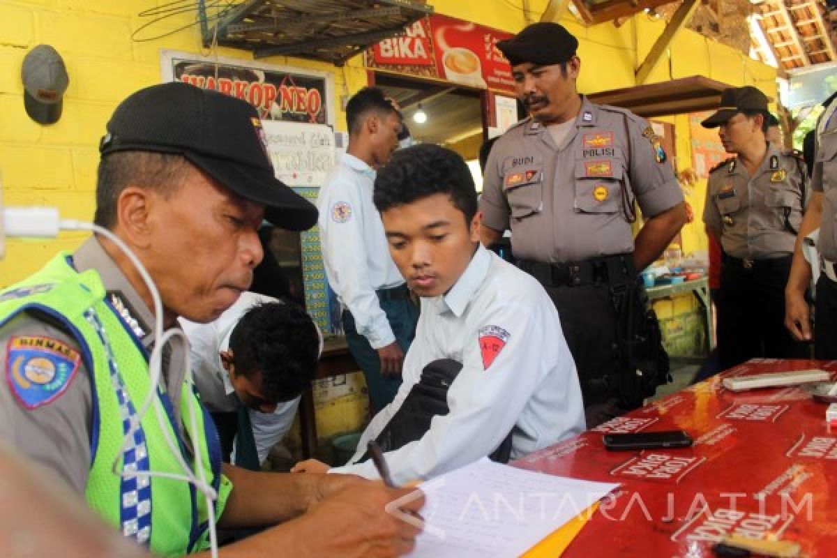 Polisi Tulungagung Razia Sembilan Siswa Bolos Sekolah