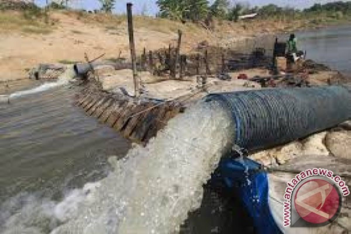 Dinas Pertanian Kolaka bagikan pompa air kepada petani