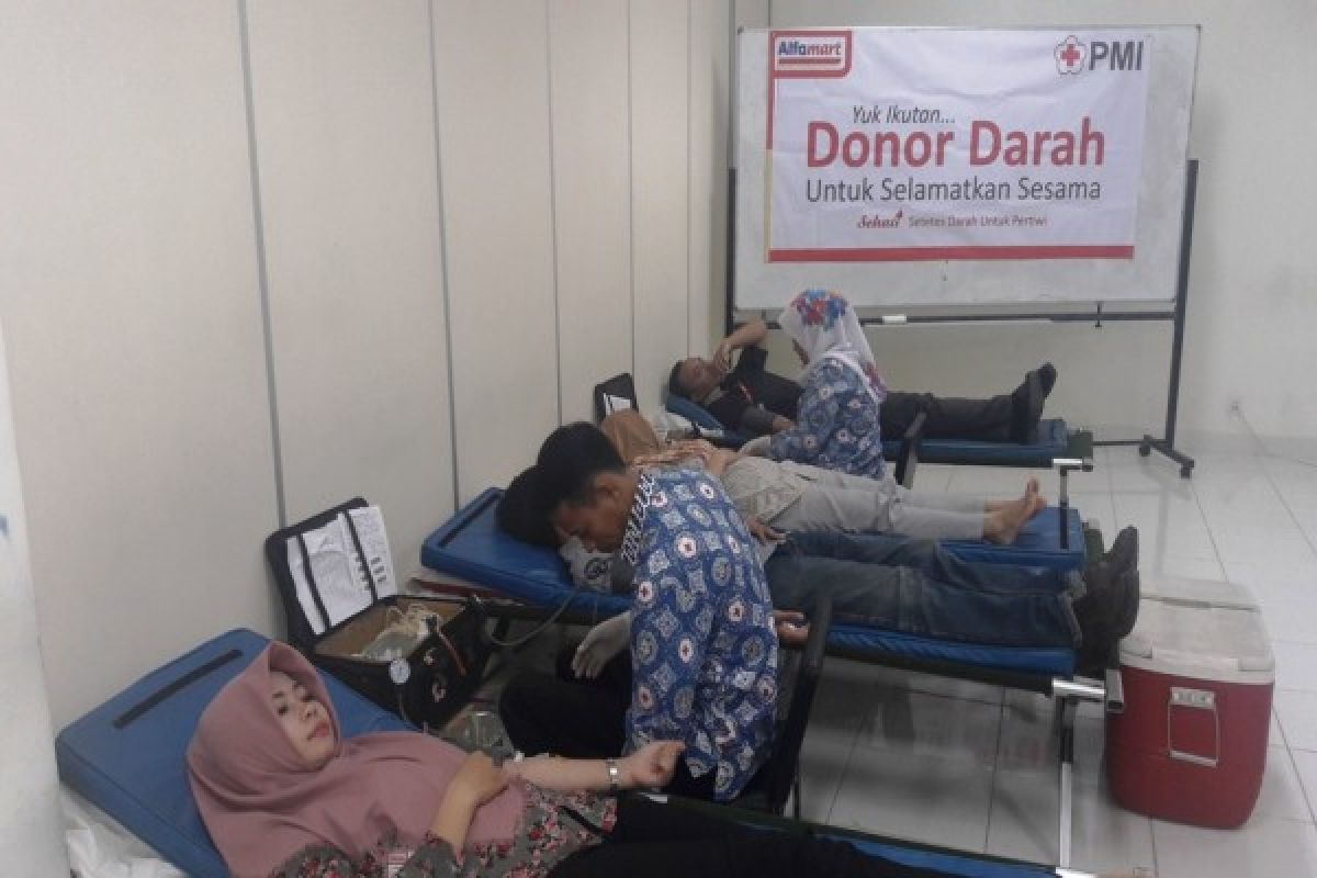 Karyawan Alfamart Cabang Serang Selenggarakan Donor Darah