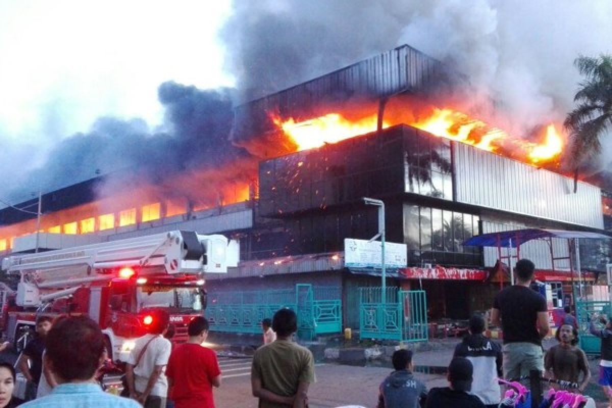 Blok III Pasar Senen terbakar