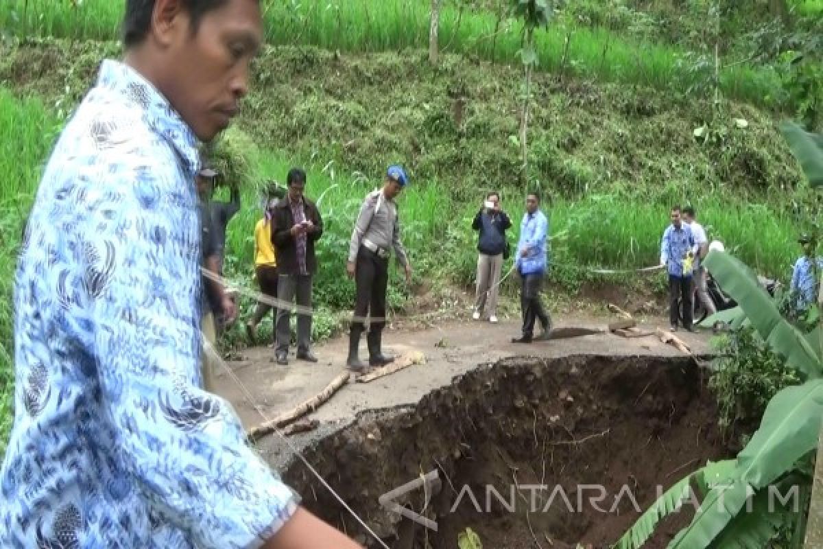 Pemkab Situbondo Perbaiki Jalan Desa yang Longsor (Video)